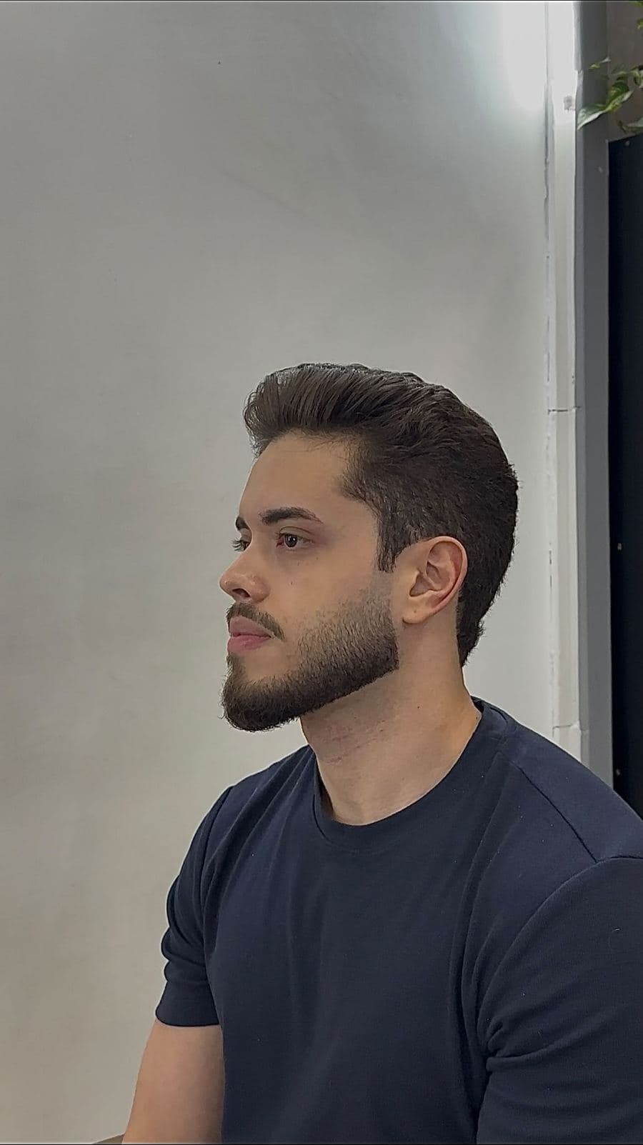 Corte com acabamento preciso e barba alinhada feito por Cris Barber na Barbearia Wellth