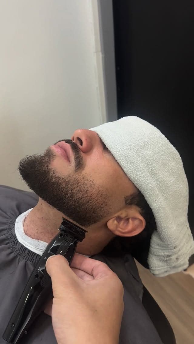 Barba terapêutica com toalha quente