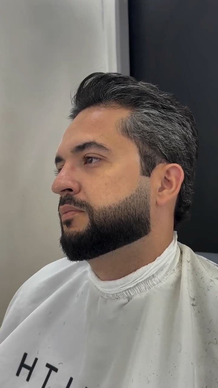Corte clássico na tesoura com barba cheia alinhada